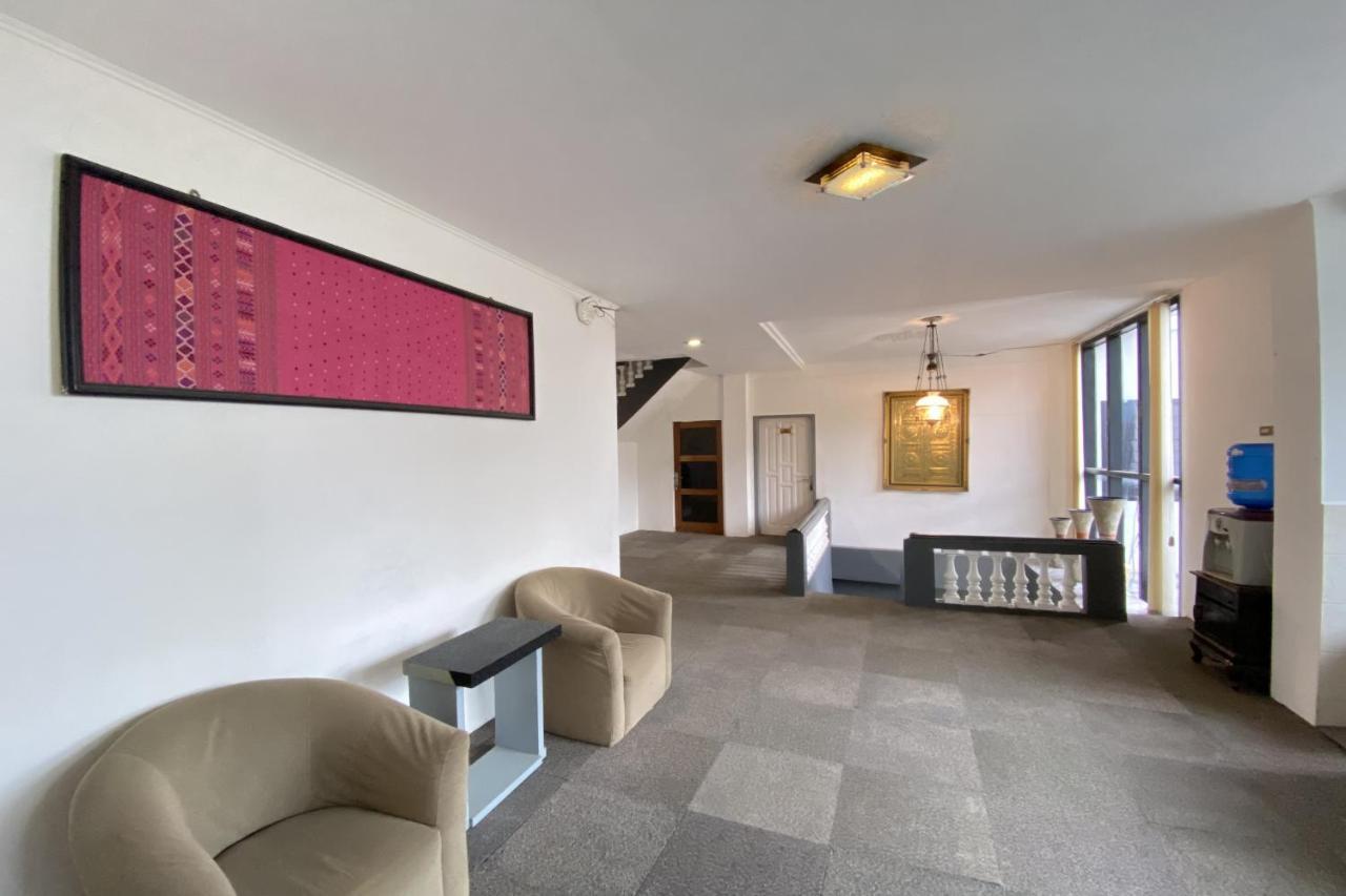 Hotel Ananda Syariah Redpartner Букиттинги Экстерьер фото